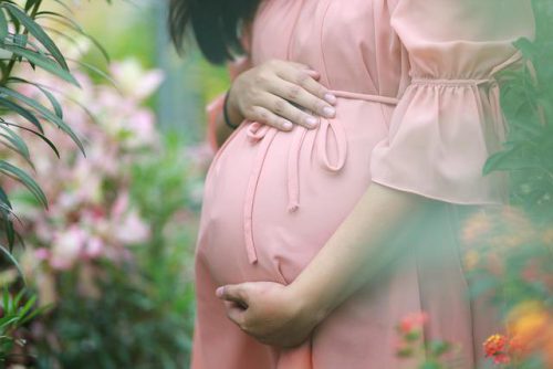 Moda ciążowa – czy ubrania dla ciężarnych muszą być nudne?