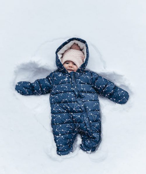 Zimowe kurtki niemowlęce – co powinno się wiedzieć?