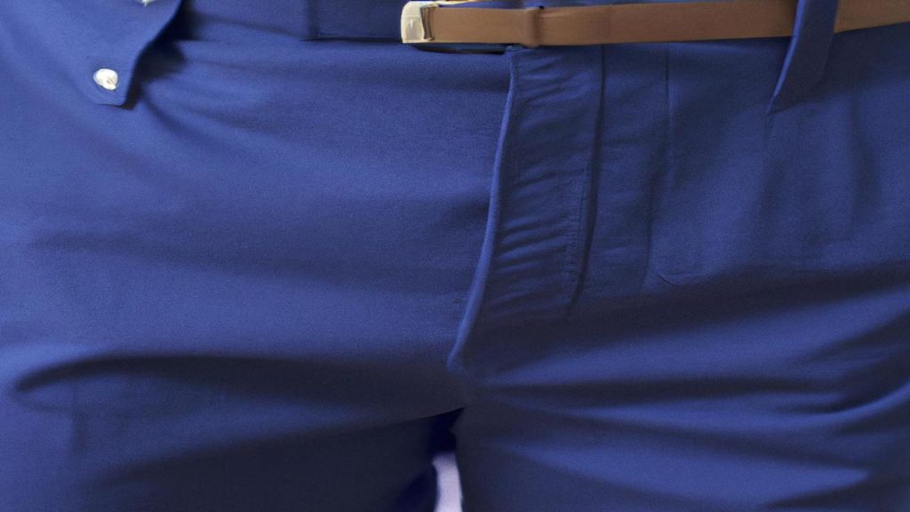 Jak dobrać spodnie do granatowej koszuli?