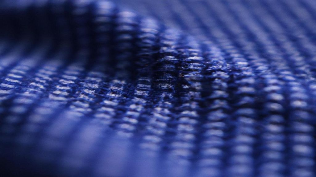 Jaki kolor pasuje do granatowego ubrania